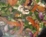 Foto del paso 4 de la receta: Lomo Saltado con Papas Rústicas Reinventado