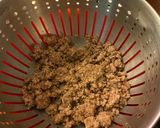 A picture of step 1 of Deluxe hamburger pizza.