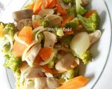 Foto langkah ke 4 dari resep Tumis Brokoli Wortel Jamur.