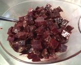 Une image de l'étape 3 de Salade de betteraves rouges marinées aux tomates et feta.