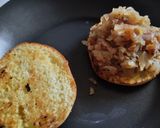 Foto del paso 3 de la receta: Sándwich🥯de cebolla🧅y tocineta🥞 caramelizada🥓con queso🧀en pan de almojábana🥯