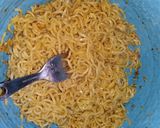 Foto langkah ke 4 dari resep Indomie burger with fishroll #Kookpaderjabodetabek #IR_MieInstan.