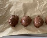 A picture of step 4 of Biscoff xmas mini pudding.