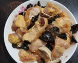 A picture of step 2 of Chinese Steam Chicken with Mushroom Black Fungus 冬菇蒸雞.