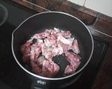 Foto del paso 4 de la receta Chuletas de cerdo adobadas con puré de papas, guisantes y salsa
