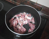 Foto del paso 4 de la receta: Chuletas de cerdo adobadas con puré de papas, guisantes y salsa
