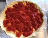 Une image de l'étape 2 de Pizza maison tomates anchois poivrons artichauts mozzarella di buffala et câpres italiennes.