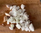 Foto del paso 1 de la receta: Habitas rehogadas con embutido de “ Requena “