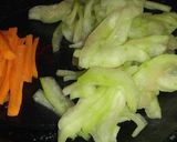 Foto del paso 2 de la receta: Salteado de verduras con cáscara de sandía