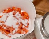 Foto langkah ke 1 dari resep Cara Membuat Strawberry Milk | Resep Enak!.