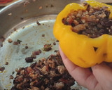 Foto del paso 6 de la receta: Pimientos rellenos de pollo y arroz negro, especial Halloween