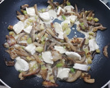 Foto del paso 3 de la receta: Espaguetis de calabacín con setas y salsa de queso🥒🍄🧀