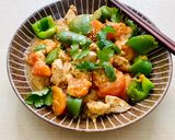A picture of step 3 of Carbless Oyako Don with tomatoes and green peppers.