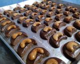 Foto langkah ke 7 dari resep Choco Cashew Cookies.