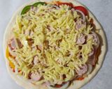 Hình bước làm 8 của món Pizza cá hồi xúc xích thịt xông khói