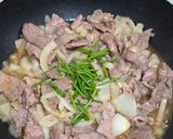 รูปขั้นตอนการทำที่ 4 ของ หมูนุ่มผัดน้ำมันหอย