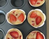 Foto langkah ke 4 dari resep Strawberry Muffin.