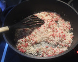 Foto del paso 4 de la receta: Arroz rojo con níscalos, jamón, tomate y semillas de girasol
