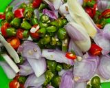Foto langkah ke 2 dari resep Sambal Matah Cicit Cumi Ala Dapoer Madam.