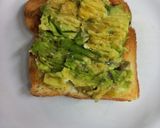 Foto del paso 2 de la receta: Avocado Toast con Tomate y Huevo