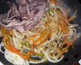 Foto del paso 3 de la receta: Fideos con vegetales y calamar a la crema! Fácil y rápido