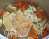 รูปขั้นตอนการทำที่ 1 ของ ต้มยำอกไก่เห็ดฟาง