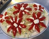 Une image de l'étape 3 de Salade florale aux tomates,iceberg,mozzarella di buffala et basilic frais.