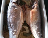 Foto del paso 3 de la receta: Lubina en cama de patata, cebolla y pimiento