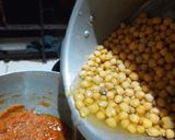 A picture of step 3 of Chole bhature.