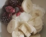 A picture of step 2 of Mix berry smoothie with puffed rice.
