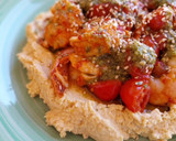 Foto del paso 7 de la receta: Hummus con gambas, cherrys y un toque de pesto
