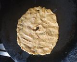 बेसन थालीपीठ (Besan Thalipeeth Recipe In Marathi) रेसिपी स्टेप 3 फोटो 