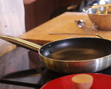 Foto langkah ke 5 dari resep 100% Sukses! Martabak Manis Teflon Bersarang (Terang Bulan).