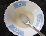 Hình bước làm 2 của món Bông lan cuộn sốt kem