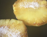 Foto del paso 6 de la receta: Piña caramelizada en salsa de fresa