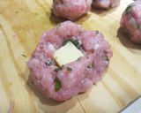 Foto del paso 2 de la receta: Hamburguesas de pavo y albahaca rellenas con queso