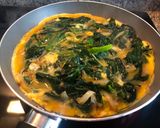 Foto del paso 4 de la receta: Omelette volteado de espinacas y cebollas