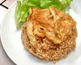 รูปขั้นตอนการทำที่ 2 ของ ข้าวผัดน้ำพริกเผาไข่เจียวผักสลัด