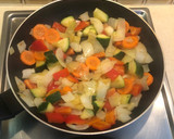 Foto del paso 2 de la receta: Verduras a la plancha con albóndigas de pavo y tomate triturado