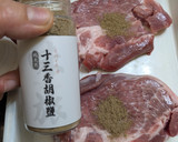 十三香烤豬排佐龍鬚菜桂冠的食譜步驟3照片