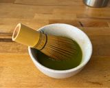 Foto del paso 7 de la receta: Matcha latte sin lactosa, sin azúcar y con fresa 🍓 🍵