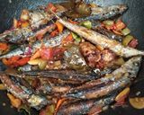 Foto langkah ke 3 dari resep Tumis ikan pindang pedas manis.