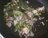 Foto langkah ke 3 dari resep Oseng Paru Cabai Hijau.