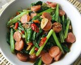 Foto langkah ke 6 dari resep Tumis Sawi Hijau Sosis.