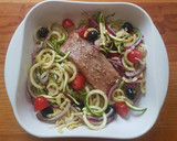 Foto del paso 3 de la receta: Salmón con fideos de calabacita al horno con sabor mediterráneo