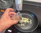 Foto del paso 2 de la receta: Guiso de merluza en amarillo