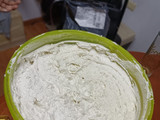Tamales de salsa verde con hojas de hierba santa