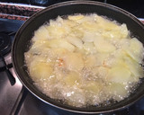 Foto del paso 1 de la receta: Patatas a lo pobre con chorizo y beicon