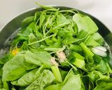 Foto langkah ke 3 dari resep Sayur bening jagung dan bayam.