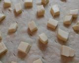 Foto del paso 3 de la receta: Tarta de masa quebrada con triple queso y cebolla